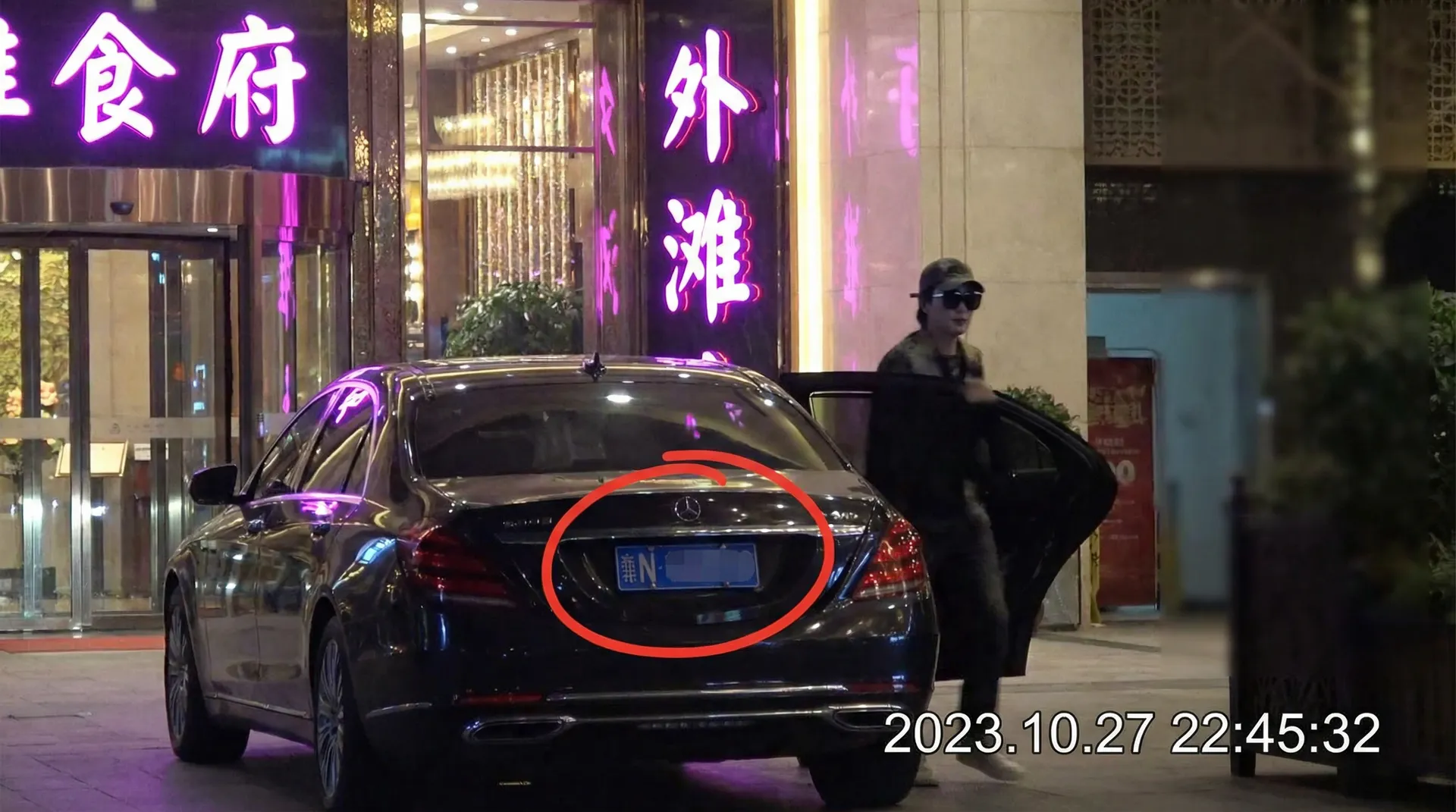 9.1网站 - 豪车餐厅外偷拍